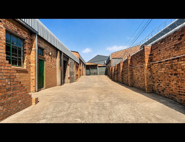 1,100M² WAREHOUSE FOR SALE IN ROCKY DRIFT